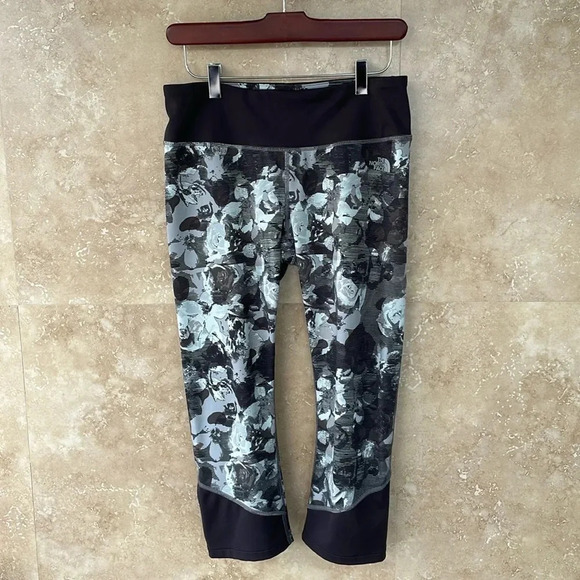 The North Face FlashDry Cropped Leggings L Black Gray Floral Print Activewear - Picture 2 of 12
